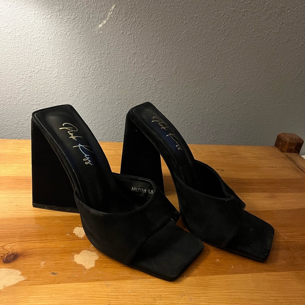 black suede "Pink Kiss" AALIYAH block heel slide sandals, size 8.5